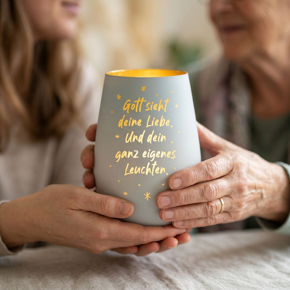 Windlicht Gott sieht deine Liebe. Und dein ganz eigenes Leuchten.